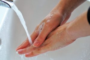 Waschen sie sich regelmäßig die Hände